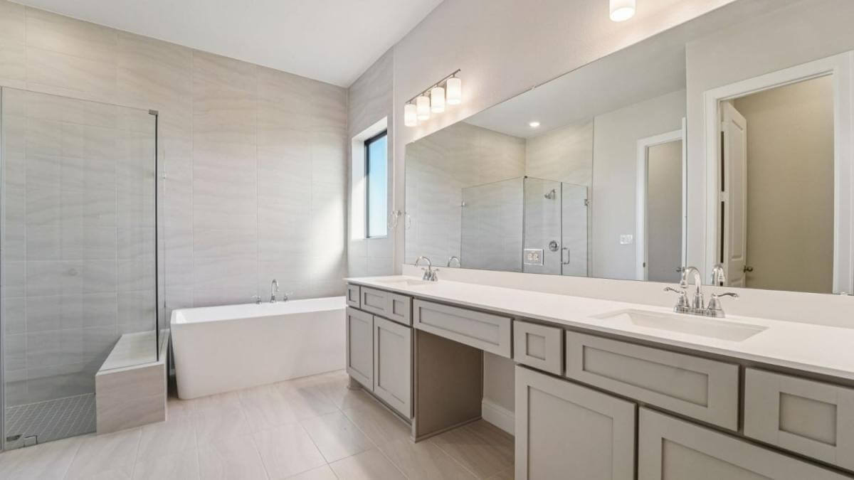 5426 Timpson - Primary Bathroom